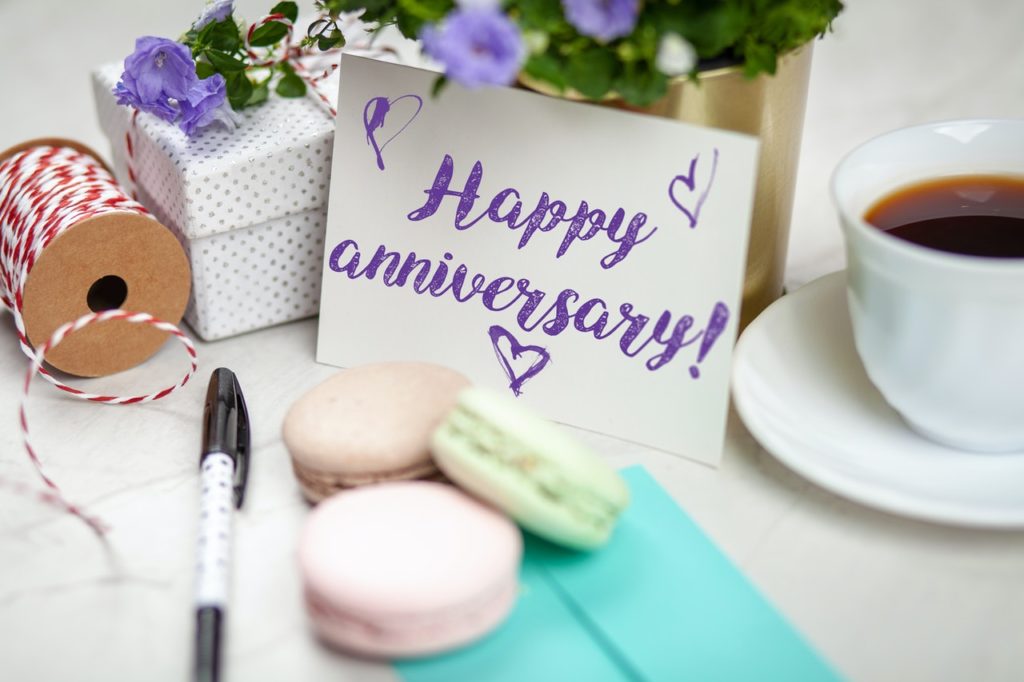 What Are the Traditional Wedding Anniversary Gifts by Year