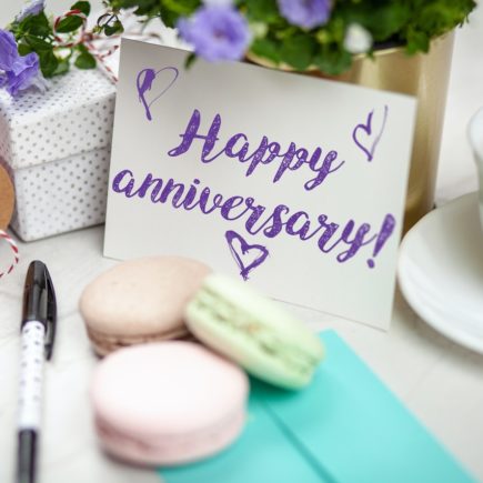 What Are the Traditional Wedding Anniversary Gifts by Year